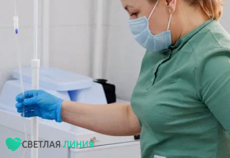 Врач с капельницей